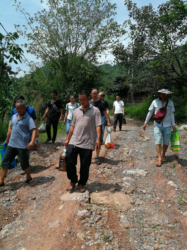 1535620479416096.jpg 慰问路上.jpg