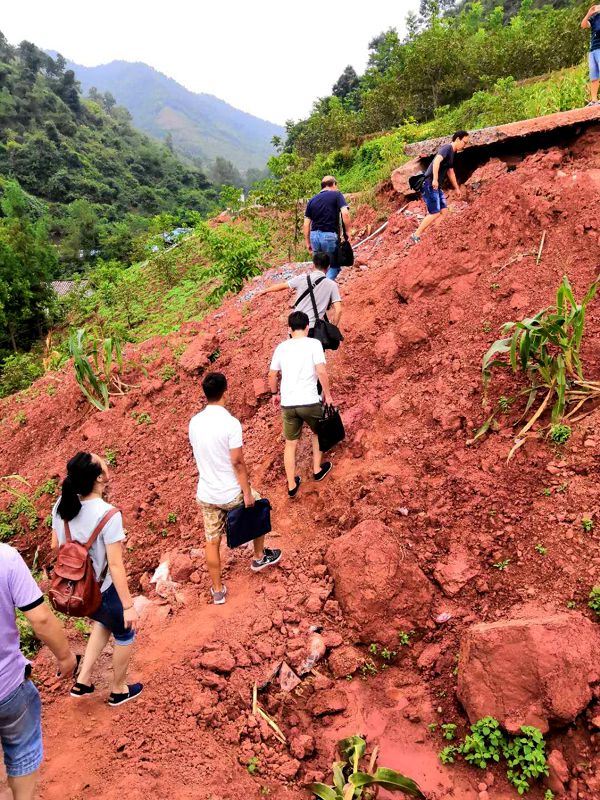 1535620191820101.jpg 毁坏的通村路_副本.jpg