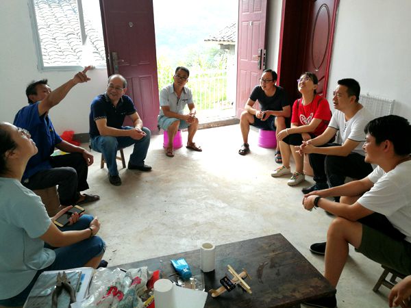 1535620273408329.jpg 村民家中膝促谈心_副本.jpg