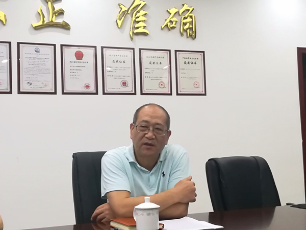 1531361721316357.jpg 中心党委书记刘俊思讲课.jpg