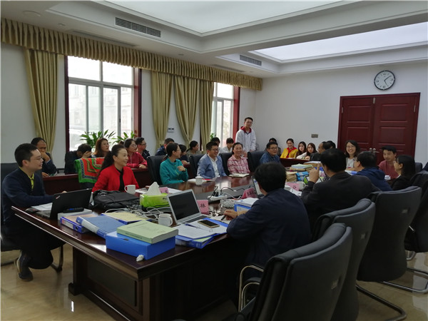 图3 专家组与该中心技术人员进行座谈交流.jpg