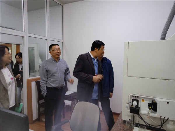 图4 考察实验室现场.jpg